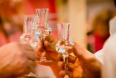 Wohl bekomm’s! Auf der 	Weihnachtsfeier 
sollten nicht nur die Getränke stimmen, 
sondern auch die Arbeitsbedingungen von 
Köchen und Kellnern. Die Gewerkschaft 
NGG rät zum Gastro	- Check: „Die Dehoga	-
Plakette ist eine gute Orientierung für die 
Weihnachtsfeier.“
Foto: NGG