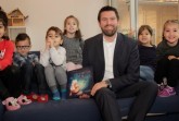 Matthias Wehmhöner (AOK Serviceregionsleiter Ostwestfalen) liest den Kindern

             aus der Igelgruppe der KiTa Brock vor. Foto: AOK/hfr.