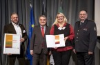 NRW-Innenminister Herbert Reul und Helmut Probst, Inspekteur der Feuerwehren NRW, haben die Stadtwerke Bielefeld am Abend für ihr Engagement geehrt. Entgegengenommen haben die Auszeichnung Stadtwerke-Personalchef Oliver Müller (ganz links) und die ehrenamtlich engagierte moBiel-Mitarbeiterin Nicole Wittkowski.