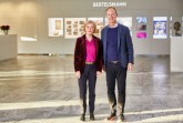 Liz   Mohn   und   Thomas   Rabe   beim   ersten   gemeinsamen   Rundgang   durch   das
neugestaltete Foyer des Corporate Centers von Bertelsmann in Gütersloh.