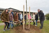 Einige Schülerinnen und Schüler der Lise-Meitner-Realschule griffen gemeinsam mit Konrektor Andreas Wax, Schulleiterin Cornelia Pongratz, der projektbetreuenden Lehrerin Christine Höckelmann und Bürgermeister Michael Dreier (v. l.) zum Spaten: Sie pflanzten am Freitag eine Silberlinde auf dem Schulgelände. Foto: Stadt Paderborn