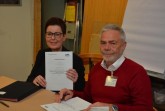 Karl-Eitel John (Verwaltungsvorstand und Fachbereichsleiter Jugend, Familie, Gesundheit beim Kreis Lippe) und Birgit Westers (Schul- und Jugenddezernentin vom Landschaftsverband Westfalen-Lippe) unterzeichnen den ersten Kooperationsvertrag zur Förderung der Jugendpolitik in Lippe. Foto: Kreis Lippe