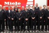 Die beförderten und geehrten Mitglieder der Werkfeuerwehr mit (von links) Uwe Theismann, Andreas Zurmühlen (stellvertretender Wehrleiter), Dr. Arnt Vienenkötter (Leiter Werk Gerätefertigung) und Dr. Reinhard Zinkann (5.v.l.). Foto: Miele