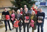 Übergabe der Schulranzen- und Rucksäcke im Kreishaus (v.l.): Marcel Schröder (Ergobag), Marlene Engelbreth (Beckmann), Birgit Kaupmann (Caritas), Hansjörg Meyer (McNeill), Stephan Epp (Hama, Step by Step), Schirmherr Landrat Sven-Georg Adenauer, Damian Juranek (School-Mood), Monika Stratmann (Ranzenfee und Koffertroll), Esther Hartmann (Caritas) und Markus Stratmann (Ranzenfee und Koffertroll). Foto: Kreis Gütersloh