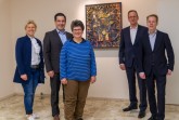 von links: Christiane Rampsel-Horstmann (Leitung Zentraleinkauf Klinikum Gütersloh), Andreas 
Tyzak (Kaufmännischer Direktor Klinikum Gütersloh), Christiane Hoffmann (Kuratorin), Ulrich 
Kniesel (Vorstandsmitglied der Woldemar-Winkler-Stiftung) und Kay Klingsieck 
(Vorstandsvorsitzender der Sparkasse Gütersloh-Rietberg)
Klinikum Gütersloh gemeinnützige GmbH
Maud Beste
Marie-Kristin Schönknecht
Reckenberger Str. 19   33332 Gütersloh
Geschäftsführerin
Presse- und Öffentlichkeitsarbeit
Telefon: 0 52 41 / 83 – 0
Telefon: 0 52 41 / 83 – 29 000
Telefon: 0 52 41 / 83 – 29 109
www.klinikum-guetersloh.de
E-Mail: maud.beste@klinikum-guetersloh.de
E-Mail: marie.schoenknecht@klinikum-
guetersloh.de, Foto: Klinikum Gütersloh
