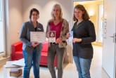 In der Lounge im Kreißsaalbereich des Klinikum Gütersloh können demnächst Mütter ihr Baby in 
Ruhe stillen. Andrea Eickhoff (Pflegedirektorin Klinikum Gütersloh) nimmt die Zertifizierung von 
Almuth Duensing (Leiterin pro familia Gütersloh) und Marieke Reimer (pro familia Gütersloh) 
entgegen.
Klinikum Gütersloh gemeinnützige GmbH
Maud Beste
Marie-Kristin Schönknecht
Reckenberger Str. 19   33332 Gütersloh
Geschäftsführerin
Presse- und Öffentlichkeitsarbeit
Telefon: 0 52 41 / 83 – 0
Telefon: 0 52 41 / 83 – 29 000
Telefon: 0 52 41 / 83 – 29 109
www.klinikum-guetersloh.de
E-Mail: maud.beste@klinikum-guetersloh.de
E-Mail: marie.schoenknecht@klinikum-
guetersloh.de     Foto: Klinikum Gütersloh