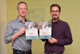Präsentieren den frisch gedruckten Umweltkalender 2020 mit Fotos heimischer Haustiere (von links): Hubertus Abraham und Nikolas Witschorek (Abteilung Umweltschutz und Abfallwirtschaft beim Kreis Höxter). Foto: Kreis Höxter