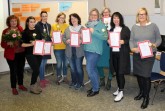 Unter der Leitung von Kursleiterin Helga Meier-Warnke (l.) schlossen acht Fachfrauen aus dem Bereich Kindertageseinrichtung die fünfte Fortbildungsrunde der „Marte Meo“-Methode erfolgreich ab. Teilgenommen haben (v .l.) Katharina Becker (Familienforum Borgentreich), Iris Mergenthal (PariSozial Kita Amelunxen), Linda Hielscher (PariSozial Kita Spatzennest), Britta Nolte und Anja Klatt (beide Ev. FamZ Jesus und Zachäus Bad Driburg), Andrea Stamm und Bettina Düwel-Kelm (beide Kita Buddelkiste Steinheim). Ulrike Schmidt (r.) vom Kreis Höxter überreichte die Urkunden erhielt die Colleague-Trainer Zertifikat. Auf dem Foto fehlt Claudia Frischemeyer-Benz (PariSozial Kita Amelunxen). Foto: Kreis Höxter