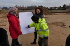 Der Grabungsleiter der archäologischen Fachfirma erklärt einzelne Befunde anhand des Grabungsplans.
Foto: LWL/Christian Gobbers