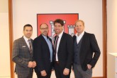 Engagiert für Büren – Bürgermeister Burkhard Schwuchow (links) und Jörg
Altemeier  (rechts,   Leiter  der  Personalabteilung)  begrüßen   Ralf   Schmidt   (2.v.r)   und
Christian Carl (2.v.l) als neue Kollegen in der Stadtverwaltung. Foto: Stadt Büren