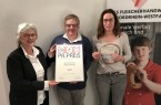 v.l.n.r.: Dr. Sabine Görgen, Geschäftsführerin des Fleischerverbands Nordrhein-Westfalen, 
überreicht Alfred Brilon und Ulrike Koch von der Fleischer-Innung Höxter-Warburg den diesjährigen 
PR-Preis des Deutschen Fleischerhandwerks für die Aktion „Wurst-Rallye“. Foto: Gesellschaft für Wirtschaftsförderung im Kreis Höxter mbH