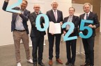 Freuen sich über das neue Projekt OWL 2025 (v.l.): Wolfgang Marquardt, Prokurist OWL GmbH, Landrat Manfred Müller, Vorsitzender der Gesellschafterversammlung der OWL GmbH, Staatssekretär Christoph Dammermann mit dem Förderbescheid, Regierungspräsidentin Marianne Thomann-Stahl, Herbert Weber, Geschäftsführer der OWL GmbH. OWL GmbH