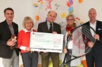 Der Deutsche Kinderschutzbund, Ortsgruppe Bielefeld, erhält anlässlich der 27. NOVENTI OPEN eine 3000 Euro-Spende und an der Scheckübergabe waren beteiligt: Dr. Heidrun Macha-Krau (2.v.r., Vorsitzende Kinderschutzbund), Horst-Michael Düllberg (Mitte, Schatzmeister Kinderschutzbund), Barbara Junker (2.v.r., Beisitzerin Kinderschutzbund) sowie die Turnier-Delegation mit Projektleiter Frank Heinkel (rechts) und Pressesprecher Sascha Detlefsen. © GERRY WEBER MANAGEMENT & EVENT