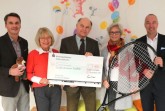 Der Deutsche Kinderschutzbund, Ortsgruppe Bielefeld, erhält anlässlich der 27. NOVENTI OPEN eine 3000 Euro-Spende und an der Scheckübergabe waren beteiligt: Dr. Heidrun Macha-Krau (2.v.r., Vorsitzende Kinderschutzbund), Horst-Michael Düllberg (Mitte, Schatzmeister Kinderschutzbund), Barbara Junker (2.v.r., Beisitzerin Kinderschutzbund) sowie die Turnier-Delegation mit Projektleiter Frank Heinkel (rechts) und Pressesprecher Sascha Detlefsen. © GERRY WEBER MANAGEMENT & EVENT