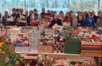 Fröhliche Weihnachten für alle, Freude kann man schenken, über 800 Weihnachtspäckchen konnten an Bedürftige verteilt werden: Schirmherr Landrat Manfred Müller (fünfter von links), Uwe Hoffmann, Vorsitzender der Tafel Paderborn ((hinten, elfter von links, Schulleiter des Edith-Stein-Berufskollegs, Wilfried Lappe (dritter von rechts), Angelika Friede, Lehrerin am Gymnasium St. Michael (vierte von links), die Ehrenamtlichen der Tafel Paderborn sowie Schülerinnen und Schüler des Edith-Stein-Berufskollegs und des Gymnasiums St. Michael Paderborn in der Mensa des Edith-Stein-Berufskollegs in Paderborn. Foto: Stadt Paderborn