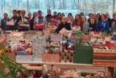 Fröhliche Weihnachten für alle, Freude kann man schenken, über 800 Weihnachtspäckchen konnten an Bedürftige verteilt werden: Schirmherr Landrat Manfred Müller (fünfter von links), Uwe Hoffmann, Vorsitzender der Tafel Paderborn ((hinten, elfter von links, Schulleiter des Edith-Stein-Berufskollegs, Wilfried Lappe (dritter von rechts), Angelika Friede, Lehrerin am Gymnasium St. Michael (vierte von links), die Ehrenamtlichen der Tafel Paderborn sowie Schülerinnen und Schüler des Edith-Stein-Berufskollegs und des Gymnasiums St. Michael Paderborn in der Mensa des Edith-Stein-Berufskollegs in Paderborn. Foto: Stadt Paderborn