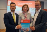 Moritz Sporer, Consultant dwif-Consulting GmbH, Cornelia Delius, Vorsitzende des Verkehrsvereins Bielefeld, und Martin Knabenreich (v. l.), Geschäftsführer Bielefeld Marketing, präsentieren die aktuelle Tourismusstudie für Bielefeld. Fotos: Bielefeld Marketing