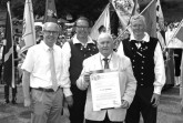 Im Juni nahm Frank Whelan die Ehrenurkunde von Landrat Manfred Müller entgegen, ebenfalls gratulierten die musikalischen Leiter der Festwoche: Dietmar Kellerhoff und Markus Smolin, Foto: Stadt Paderborn