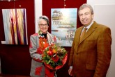 Der Baum als Symbol für Himmel und Erde: Sabine Diedrich präsentiert im Höxteraner Kreishaus ihre Kunstausstellung unter dem Titel „Fest verwurzelt, weit verzweigt“. Neben der farbenfrohen Darstellung der Bäume zeigt sie Impressionen aus ihrer Heimatstadt Steinheim. Landrat Friedhelm Spieker eröffnete die Ausstellung im Kreishaus, die noch bis zum 9. Januar zu sehen ist. Foto: Kreis Höxter