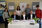 Personalleiter Andreas Meinke 	von der  Mitsubishi HiTec Paper 	Europe  GmbH 
aus Bielefeld, 	Andrea Prochnau, 	Leiterin der Bosseschule Bielefeld,	 und  IHK-
Projektkoordinator 	Bodo Venker 	mit Schülerinnen und Schülern 	bei der 
Unterzeichnung 	der  Kooperationsvereinbarung.  
Foto: IHK