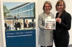 Ute Horstkötter-Starke (r.), Geschäftsführerin der IHK-Akademie Ostwestfalen, und Stephanie Thieheuer, Regionalverantwortliche der IHK-Akademie Ostwestfalen für den Mühlenkreis, präsentieren das neue Programmheft. 
Foto: IHK-Akademie