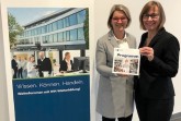 Ute Horstkötter-Starke (r.), Geschäftsführerin der IHK-Akademie Ostwestfalen, und Stephanie Thieheuer, Regionalverantwortliche der IHK-Akademie Ostwestfalen für den Mühlenkreis, präsentieren das neue Programmheft. 
Foto: IHK-Akademie