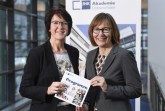 Präsentieren das neue Programmheft der IHK-Akademie Ostwestfalen: IHK-Akademieleiterin Simone Heuwinkel und IHK-Akademie-Geschäftsführerin Ute Horstkötter-Starke (v. l.).                 
Foto: IHK-Akademie Ostwestfalen