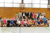 Für tolle sportliche Leistungen freut sich die Grundschule Knetterheide über den „Pokal des Landrats“. Thomas Grundmann (kommissarische Schulleitung) nahm den Pokal von Anke Freytag (Schulamt Kreis Lippe) und Landrat Dr. Axel Lehmann entgegen (hintere Reihe 2. bis 4. von links). Foto: Kreis Lippe