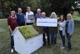 Mit dem neuen Gründachkataster, lokalen Förderprogrammen und Beratungsangeboten wollen der Kreis Gütersloh und einige Kommunen das Interesse an eine Gebäudebegrünung steigern (v. l.): Andrea Flötotto (Stadt Gütersloh), Wilhelm Gröver (Kreis Gütersloh), Frederik Hilling (Geoplex, Osnabrück), Norbert Stienhans und Peter Rapp (Stadt Rheda-Wiedenbrück), Gabriele Siepen (Gemeinde Steinhagen), Gabriele Knabe (Stadt Gütersloh) und Ursula Thering (Kreis Gütersloh). Foto: Kreis Gütersloh