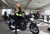 Mit dem Zusatzeintrag der Schlüsselzahl 196 im Führerschein dürfen Besitzer der Klasse B-Fahrerlaubnis nun kleine Motorräder fahren. Fürs Foto hat sich Isabelle Helmke (Kreis Gütersloh) beim Zweirad-Center Beinert in Gütersloh auf eine 125er-Maschine gesetzt. Foto: Kreis Gütersloh