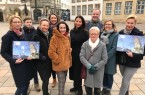 Das Projektteam der Bielefelder Bürgerstiftung und Sponsorinnen und Sponsoren des 1. Adventskalenders der Bürgerstiftung trafen sich am 20. Januar 2020
auf dem Alten Markt und freuten sich über den gemeinsamen Erfolg: 21.000 Euro Reinerlös geht sozialen Projekten für Kinder und Jugendliche in Bielefeld zu. Eine tolle Aktion, die auch in 2020 wiederholt werden soll. Foto: Bielefelder Bürgerstiftung