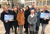 Das Projektteam der Bielefelder Bürgerstiftung und Sponsorinnen und Sponsoren des 1. Adventskalenders der Bürgerstiftung trafen sich am 20. Januar 2020
auf dem Alten Markt und freuten sich über den gemeinsamen Erfolg: 21.000 Euro Reinerlös geht sozialen Projekten für Kinder und Jugendliche in Bielefeld zu. Eine tolle Aktion, die auch in 2020 wiederholt werden soll. Foto: Bielefelder Bürgerstiftung