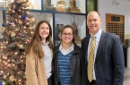 von links: Nele Wippermann (Gastschülerin aus Herford), Olivia Fuqua (Tochter der Gastfamilie aus Quincy) und Mark McDowell (Leiter der Quincy Notre Dame Highschool) Foto: Sistercity Quincy, Foto: Kreis Herford