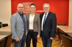 Birte Korte ist neue Leiterin der Abteilung Bauen und Planen beim Kreis Höxter. Kreisdirektor Klaus Schumacher (rechts) und Fachbereichsleiter, Michael Werner, gratulieren zum offiziellen Amtsantritt im Kreishaus. Foto: Kreis Höxter