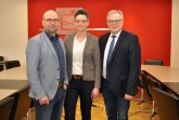 Birte Korte ist neue Leiterin der Abteilung Bauen und Planen beim Kreis Höxter. Kreisdirektor Klaus Schumacher (rechts) und Fachbereichsleiter, Michael Werner, gratulieren zum offiziellen Amtsantritt im Kreishaus. Foto: Kreis Höxter