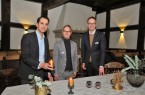 v.l.: Domhof-Betreiber Orhan Savci freut sich zusammen mit dem Standesbeamten Michael Heidenreich und Bürgermeister Theo Mettenborg auf das neue Angebot „Ambiente-Trauungen“ im Domhof bei Kerzenschein.