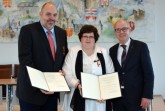 Besondere Auszeichnung für ein besonderes Paar, das Kindern ein Zuhause ermöglicht: Zum ersten Mal überreichte Landrat Manfred Müller (rechts im Bild) das Bundesverdienstkreuz an ein Ehepaar, vl. Hubertus und Yvonne Lüttig Bildnachweis: Amt für Presse- und Öffentlichkeitsarbeit, Kreis Paderborn, Meike Delang, Foto: Kreis Paderborn