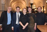 v.l.n.r.: Dieter Rademacher (Repräsentant des Weinguts Matthias Gaul), Christian Faas (F & B Manager des Gräflicher Park Health & Balance Resort), Veronika Kasdorf (Köchin), Thomas Blümel (Küchenchef) und Henrick Junkermann (Sous-Chef)