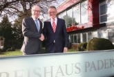 Ein Praktiker mit untrüglichem Gespür für das Machbare: Landrat Manfred Müller (links im Bild) verabschiedet Herbert Temborius (rechts im Bild) nach 46 Dienstjahren in den Ruhestand Bildnachweis: Amt für Presse- und Öffentlichkeitsarbeit, Kreis Paderborn, Michaela Pitz