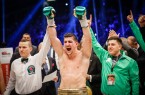 So siegreich will Manager Kenan Hukic (rechts) seinen Bruder Marco Huck auch am 11. Januar 2020 in der TUI-Arena in Hannover sehen, wie vor drei Jahren nach dem Gewinn des WM-Titels. © Plilipp Gätz (honorarfrei)