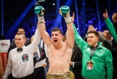 So siegreich will Manager Kenan Hukic (rechts) seinen Bruder Marco Huck auch am 11. Januar 2020 in der TUI-Arena in Hannover sehen, wie vor drei Jahren nach dem Gewinn des WM-Titels. © Plilipp Gätz (honorarfrei)