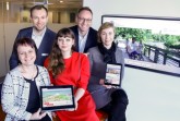 Freuen sich über den gelungenen Stapellauf: Kerstin Bruchmann-Schön (Flora 
Westfalica), 	Digitalisierungsbeauftragter Daniel Wiens, Nellja Wagner (Foss & Haas)
Bürgermeister Theo Mettenborg und Janine Appel 	(Foss & Haas) präsentieren die neuen 
Webseiten von Stadt und Flora Westfalica auf verschiedenen Geräten. Foto: Stadt Rheda W.