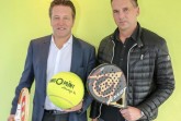 Der Multichannel-Händler Tennis-Point aus Herzebrock-Clarholz erweitert sein Engagement als „Hauptsponsor“ bei den GRASS COURT OPEN HALLE und unterschrieb eine Drei-Jahres-Vereinbarung (2020 bis 2020). Zur Vertragsunterzeichnung trafen sich Tennis-Point-Geschäftsführer Christian Miele (rechts) und Turnierdirektor Ralf Weber. © Tennis-Point/GRASS COURT OPEN HALLE