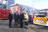 Sehen Lippe gut aufgestellt: Verwaltungsvorstand Jörg Düning-Gast, Landrat Dr. Axel Lehmann, Kreisbrandmeister Karl-Heinz Brakemeier und Leitender Notarzt Daniel Fischer (von links) vor dem Atemschutzcontainer, dem Ausbildungsrettungswagen und dem Notarzteinsatzfahrzeug des Kreises.
Foto: Kreis Lippe