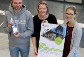 Foto (Universität Paderborn, Alina Henkel): V.l.: Philipp Schneider, Cinderella Welz und Kirsten Bondzio von der Zentralen Studienberatung laden zum „Infotag für Schülerinnen und Schüler“ am 3. Februar ein.