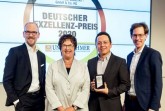 Dr. Markus Köster (li.), Dr. Carlos Paiz Gatica (2.v.r.) und Tobias Gaukstern (re.) freuten sich über die Auszeichnung und nahmen diese dankend von Brigitte Zypries, Schirmherrin des Awards und Bundesministerin a.D. (2.v.l.), entgegen. (Copyright: Thomas Ecke / DISQ / n-tv / DUB)