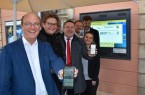 Präsentieren die neue App „LippeToGo“ der Öffentlichkeit: Detmolds Bürgermeister Rainer Heller, Günter Weigel (Geschäftsführer LTM GmbH), Josef Wegener (Leitung des Dezernats EU-Förderung und Regionale Wirtschaftsförderung bei der Bezirksregierung), Landrat Dr. Axel Lehmann, Carolin Hupe (Projektmitarbeiterin LTM GmbH), Timo Witt (Geschäftsführer Elisabeth Hotel garni), Hans-H. Müller-Hisje (Projektleitung LTM GmbH) (von links). Foto: Kreis Lippe