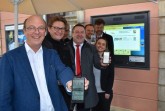 Präsentieren die neue App „LippeToGo“ der Öffentlichkeit: Detmolds Bürgermeister Rainer Heller, Günter Weigel (Geschäftsführer LTM GmbH), Josef Wegener (Leitung des Dezernats EU-Förderung und Regionale Wirtschaftsförderung bei der Bezirksregierung), Landrat Dr. Axel Lehmann, Carolin Hupe (Projektmitarbeiterin LTM GmbH), Timo Witt (Geschäftsführer Elisabeth Hotel garni), Hans-H. Müller-Hisje (Projektleitung LTM GmbH) (von links). Foto: Kreis Lippe