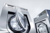 Für Höchstleistungen in der Wäscherei bekannt: Waschmaschinen aus der Generation „Benchmark“, deren technische Ausstattung im Alltag Kräfte schont – bei niedrigen Energie- und Wasserverbräuchen. Foto: Miele