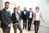 Organisatoren und Referenten der Auftaktveranstaltung der Landesinitiative ‚Durchstarten in Ausbildung und Arbeit‘ (v. l.): Vom Kreis Gütersloh Manuel Erdmeier, Agnieszka Salek und Norbert Kreutzmann sowie Dr. Stefan Buchholt (LaKI), Agnes Heuvelmann (MKFFISandra) und Jürgenhake (Leiterin Abteilung Bildung, Kreis Gütersloh). Foto: Kreis Gütersloh